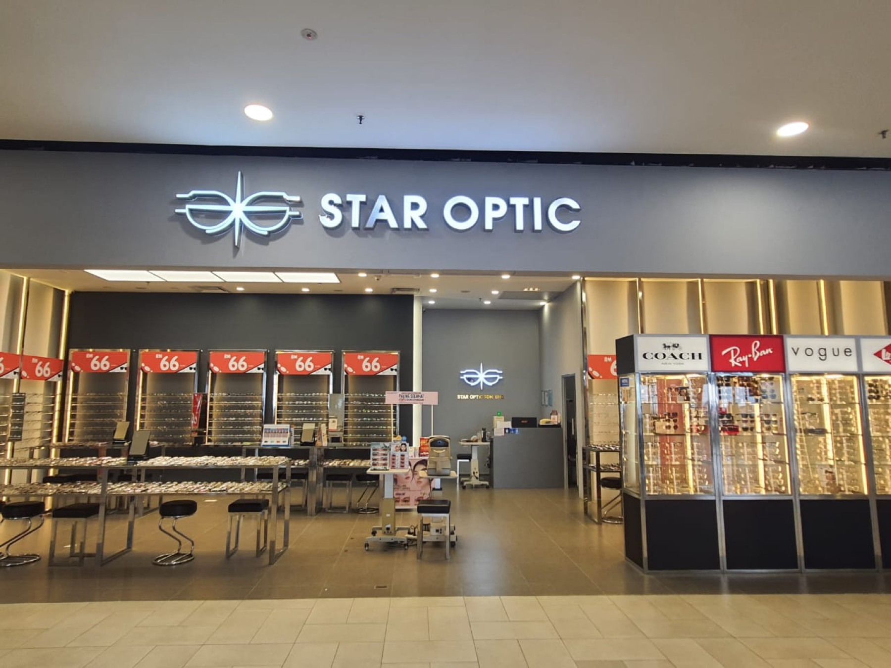 STAR OPTIC mall storefront
